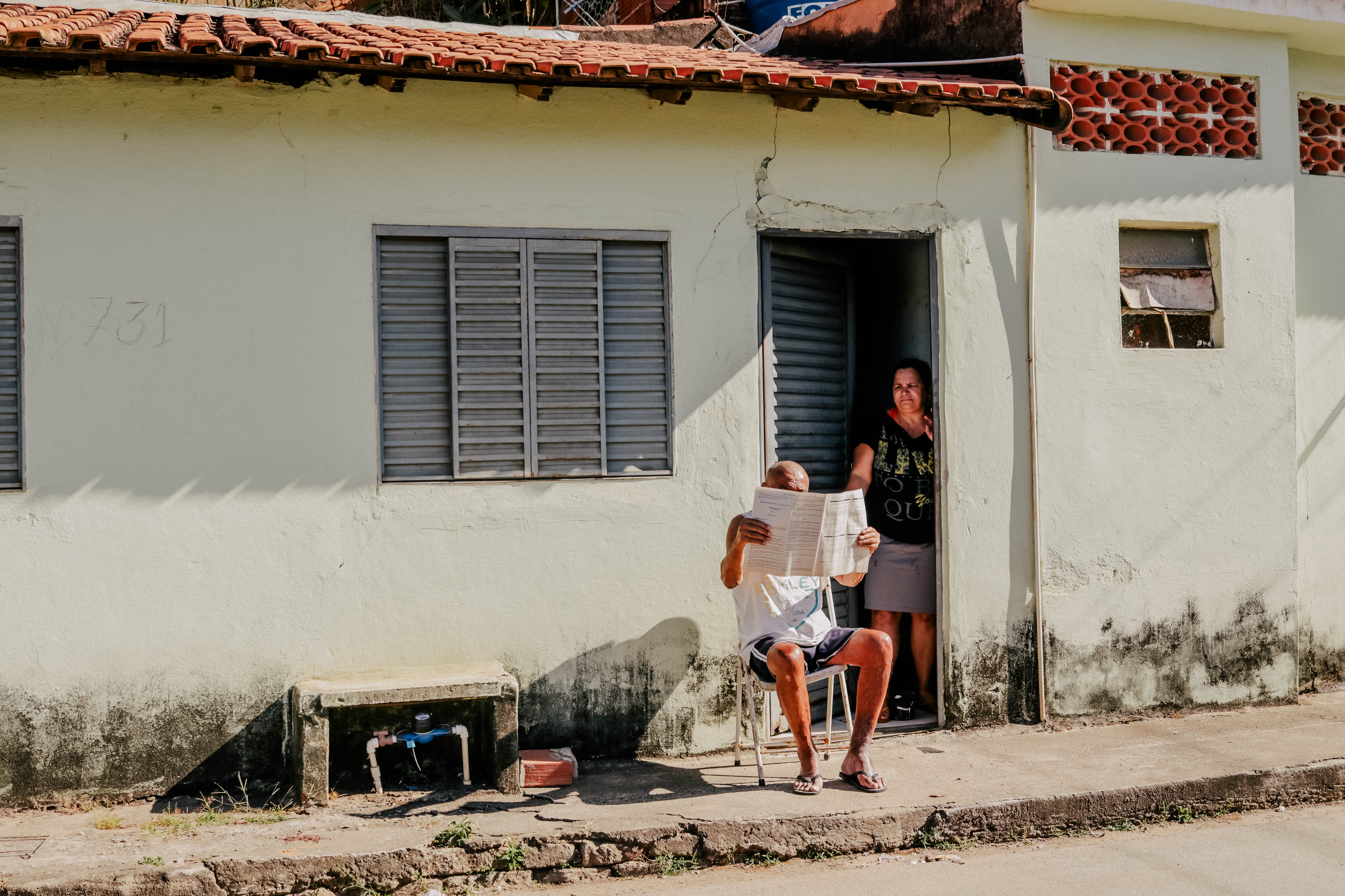 Nem sempre quem lê o jornal se vê nas páginas. No noticiário, o Rio que assusta vira manchete. O Rio que some fica só na porta de casa, esperando ser contado.
